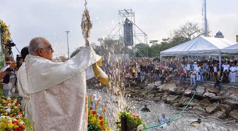 Thousands of devoted attendees arrived in Venezuela's Puerto Cabello to witness the Blessing of the Sea.