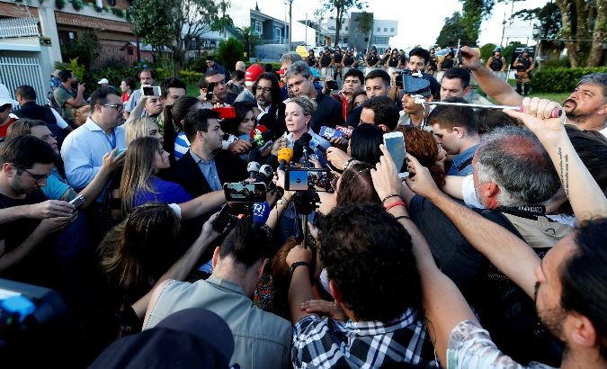 Gleisi Hoffmann talks with journalists in front of the Federal Police headquarters where Lula da Silva is imprisoned in Curitiba.