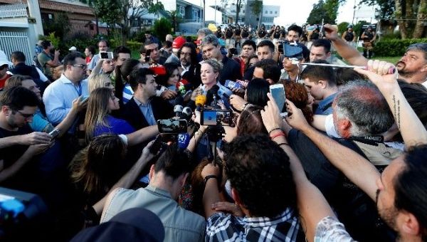 Gleisi Hoffmann talks with journalists in front of the Federal Police headquarters where Lula da Silva is imprisoned in Curitiba.