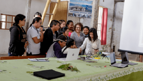 Beatrice Glow teaching an AR application development workshop at Casa Cruz, Museo Viviente Otavalango. 