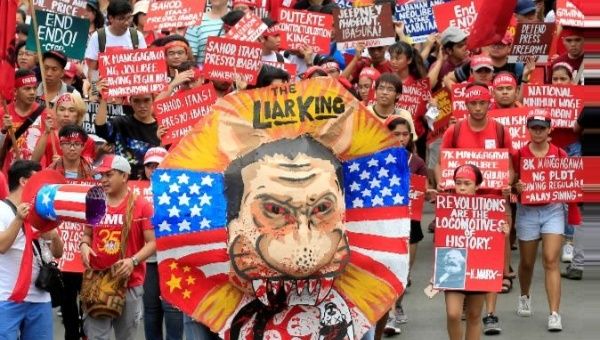 Protesters carry an effigy bearing an image of President Rodrigo Duterte while marching towards the Malacanang Presidential Palace during a May Day rally at Espana, metro Manila, Philippines May 1, 2018.  