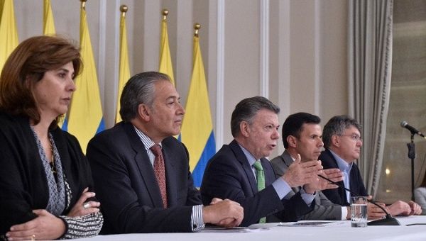 Juan Manuel Santos (c), flanked by members of Colombia's post-conflict cabinet.  