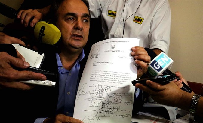 Senator Ruben Dario shows a document signed by other legislators asking President of the Congress Fernando Lugo for a special session regarding Cartes's resignation. May 28, 2018.