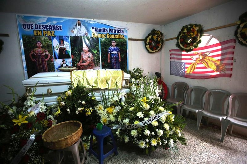 The caravan with the remains of Claudia Patricia Gómez González arrived Thursday in her native San Juan Ostuncalco, in the west of the country, after seven hours of walking from Guatemala City.