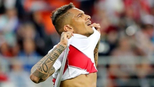 Paolo Guerrero reacts after shooting narrowly wide with a backheel. 
