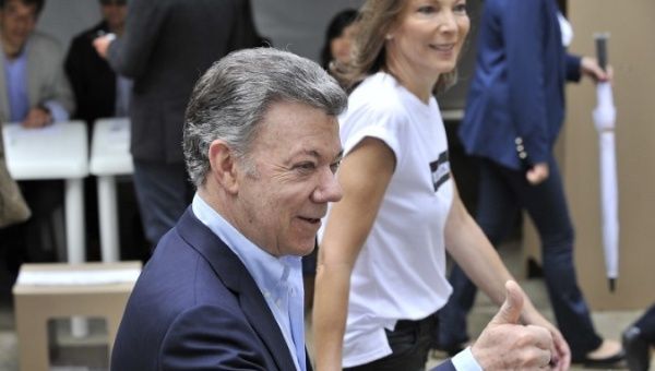 Colombia's President Juan Manuel Santos and his wife Maria Clemencia Rodriguez Munera casting his vote at a polling station during the second round of the presidential election in Bogota, Colombia, June 17, 2018. 