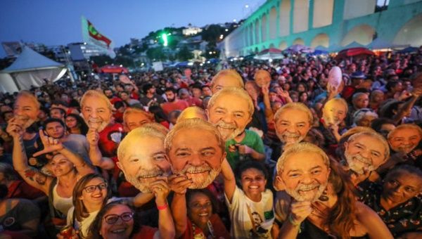 Exhibitions, performances and cultural workshops dominated the day as people joined together to call for Lula's release.