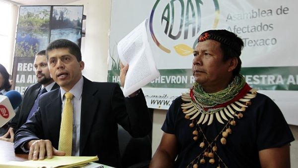 Pablo Fajardo (l) and Hermelino Criollo (r) during a press conference in 2012. 