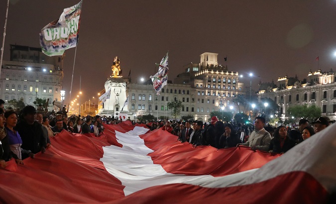 Peruvians march in support of the constitutional reforms proposed by the executive.