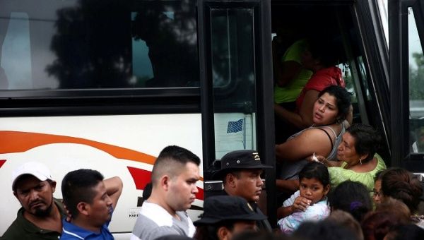 A caravan with Honduran migrants, trying to reach the United States, reenter a bus after a police check.