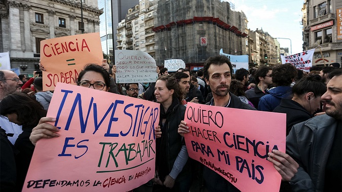 Students and scientists demonstrate in Buenos Aires on Oct. 27, 2016 against proposed cuts to Argentina’s science budget.