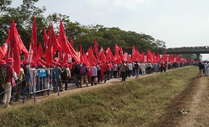 Farmers marching from Singur to Kolkata demanding their rights while denouncing the current administration.