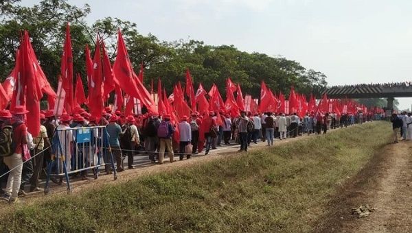Farmers marching from Singur to Kolkata demanding their rights while denouncing the current administration. 