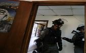 Los israelíes usaron gas lacrimógeno, granadas de aturdimiento, balas de goma y balas reales contra los palestinos que intentaron detener los allanamientos.