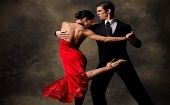 El tango es un género musical y una exquisita danza argentina. La región de Río de Plata, tiende a extender la influencia cultural de este baile. 