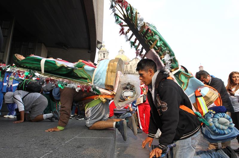 The faithful are used to walk to the temple on their knees while carrying figures of Guadalupe to show their devotion. Some of them do it a few streets, others dozens of kilometers.