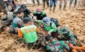 Personal de rescate recupera el cuerpo de una de las víctimas del deslizamiento de tierra en la isla de Java.