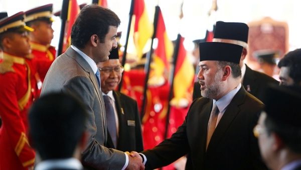 Qatar's Emir Sheikh Tamim bin Hamad al-Thani (L) shakes hand with Malaysia's King Muhammad V in Kuala Lumpur, Malaysia Oct. 16, 2017