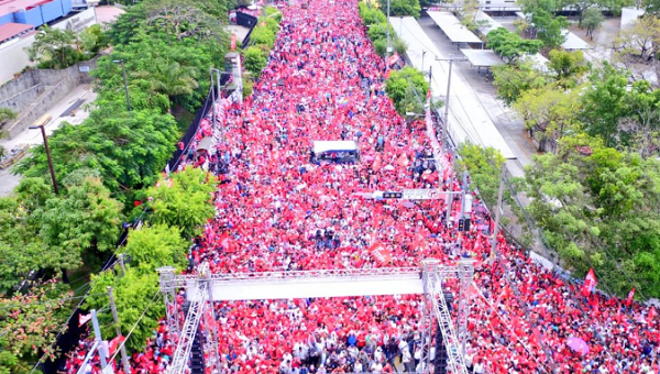 The candidate for the FMLN, Hugo Martinez, ranks third in the polls.