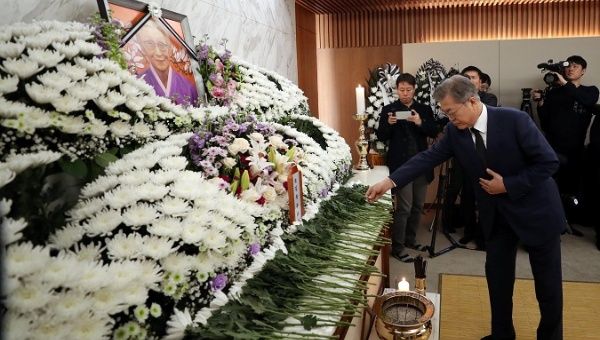South Korean President Moon Jae-in mourns at the funeral of former South Korean 