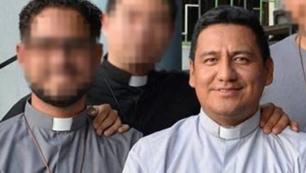 El sacerdote salesiano Melvin Alexander Pérez Crua junto a otros religiosos de El Salvador. 