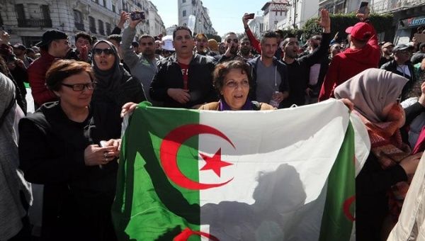 Tens of thousands of people took to the streets of Algeria Friday to protest against the candidacy for a fifth term of the president, Abdelaziz Bouteflika, in a demonstration that overflowed the streets of the center of the capital.