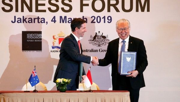 Indonesia's Trade Minister Enggartiasto Lukita and Australia's Minister of Trade, Tourism and Investment Simon Birmingham shakes hands after signing an economic partnership agreement aimed at boosting trade and investment in Jakarta, Indonesia, March 4, 2019.