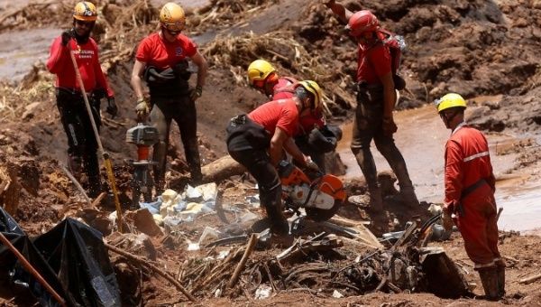 Members of a rescue team search for victims after a tailings dam owned by Brazilian mining company Vale SA collapsed, in Brumadinho, Brazil Jan. 28, 2019. 