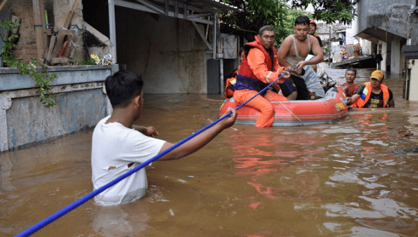 Rescue workers evactuate people from a flooded neighbourhood in South Jakarta, Indonesia Februaruy 5, 2018