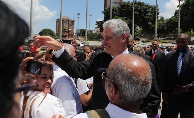 President Miguel Diaz-Canel (c) greets Cuban doctors in Caracas, Venezuela, May 30, 2018.