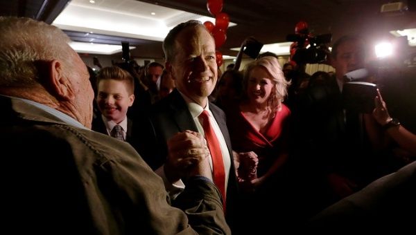 Australian Labor Party opposition leader Bill Shorten arrives at his election night party with his wife Chloe in Melbourne, July 2, 2016 on Australia's federal election day. 