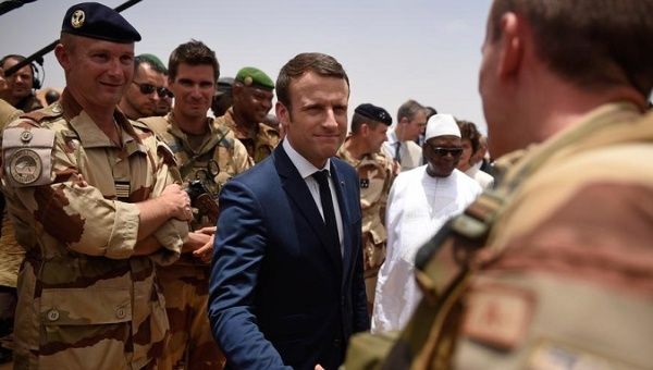 French President Macron meets French troops during a visit to Mali in 2017. 