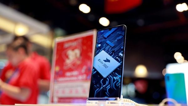 Huawei P30 handset is displayed in a phone shop at a shopping centre in Bangkok, Thailand May 22, 2019.