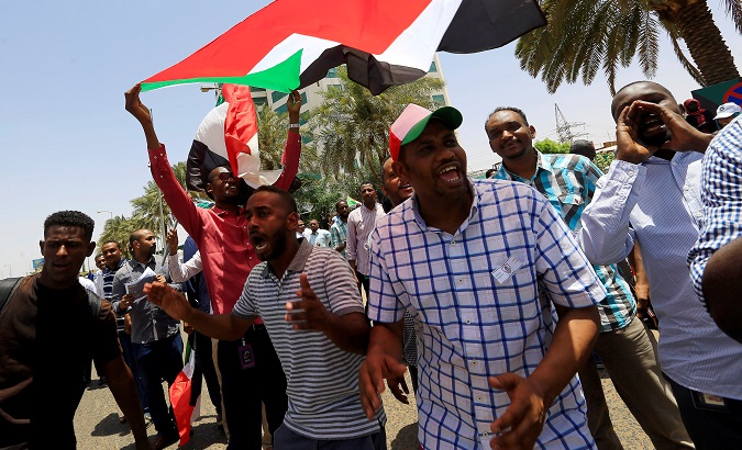 Members of Sudan's alliance of opposition and protest groups chant slogans outside Sudan's Central Bank in Khartoum May, 29, 2019.