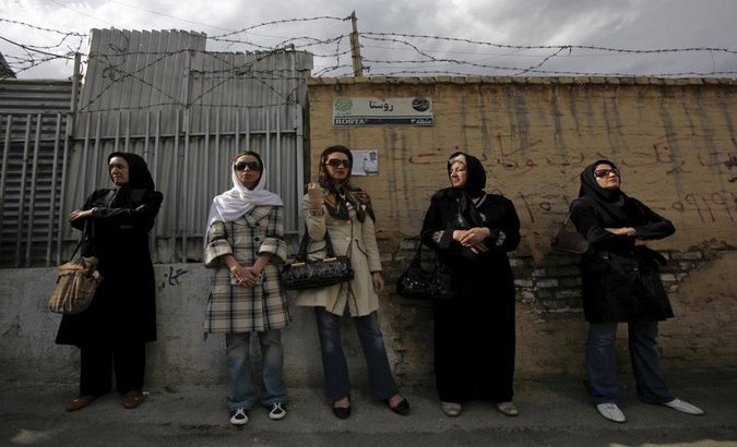 Iranian women are fighting against the compulsory head scarf law.