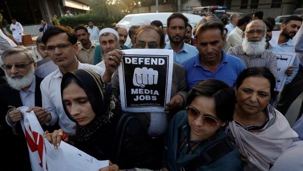 Paksitani journalists protest against media censorship. 