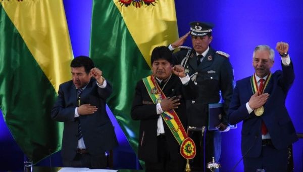 President Evo Morales raised fist salute for national anthem at Tuesday's official acts celebrating 194 years of independence. 