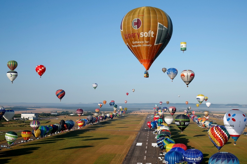 Other events await enthusiasts such as model balloon night show, star observations, two daily mass launches, as well as a host of entertainment, activities and exhibitions.