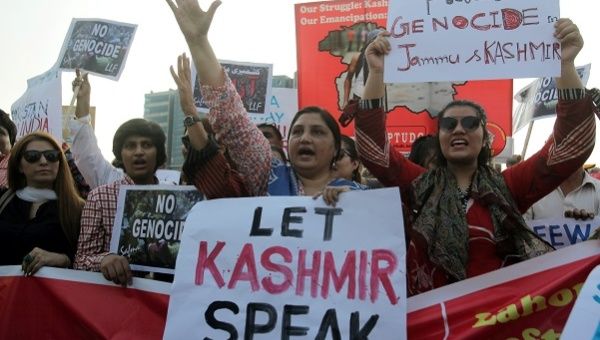 People carry signs as they chant slogans to express solidarity with the people of Kashmir, during a rally in Lahore, Pakistan, August 20, 2019. 