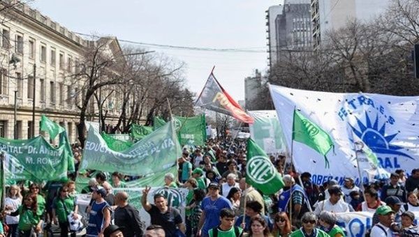 Workers mobilizing against Macri in Argentina