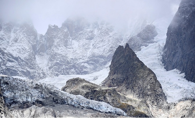 A quarter of million cubic meters glaciers is slipping of Mont Blanc