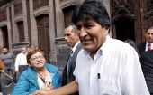 El presidente boliviano Evo Morales saluda a una mujer en el Zócalo de la Ciudad de México.