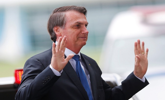 Jair Bolsonaro has not made major comments on the matter, however, Brazilians ask him through memes to 