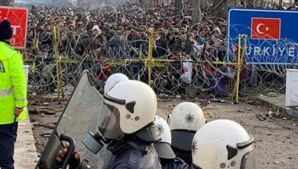 Refugees on the border between Turkey and Greece await an opportunity to enter that European country, March, 2020.