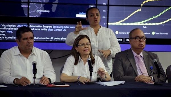 Health Minister Rosario Turner (C) at a press conference, Panama City, Panama, March 10, 2020.