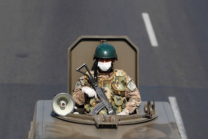 A soldier is patrolling an avenue this Saturday in Lima (Peru)