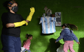 El ídolo del fútbol argentino promueve donación de alimentos para familias de escasos recursos de la provincia de Buenos Aires en Argentina.