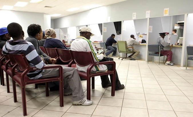Workers wait to apply for TERS fund. Johannesburgo, South Africa. May 27
