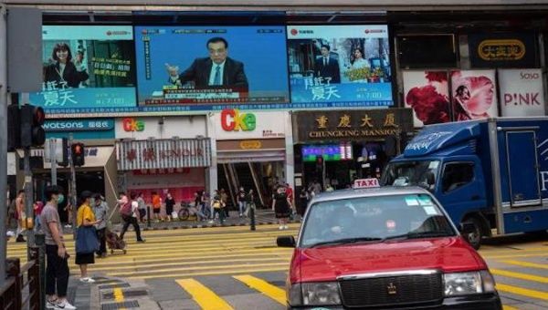 Chinese Premier Li Keqiang is shown live on an outdoor electronic display at a street in Hong Kong, China, May 28, 2020. 