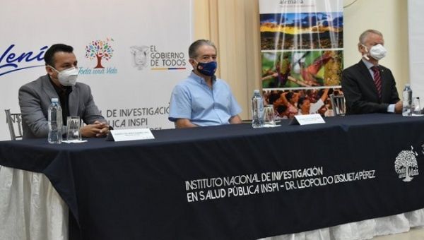 Juan Carlos Zevallos (center) offers a conference in the National Public health Investigation Institute, Quito, Ecuador. June 2, 2020.